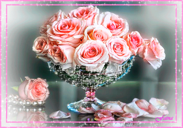 Розы в стеклянной вазе