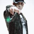 Eminem в блестящей черной куртке