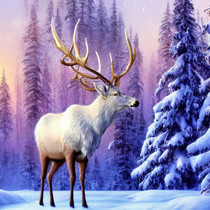 Белый лось в зимнем лесу
